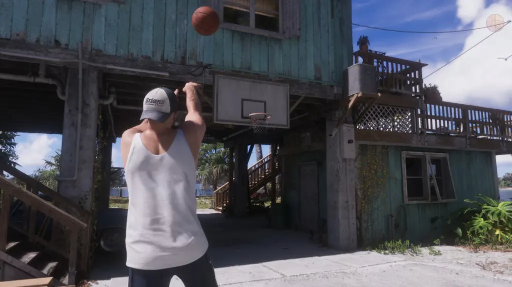 GTA 6: Jason gioca a basket davanti alla casa sulla spiaggia