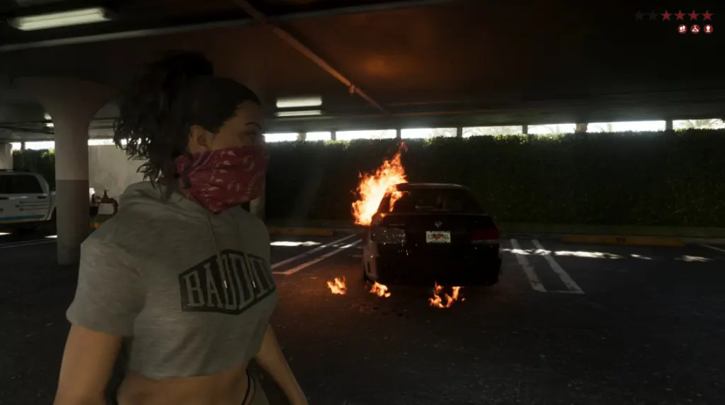 GTA 6: Lucia in fuga con mascherina, auto in fiamme e HUD ricercato