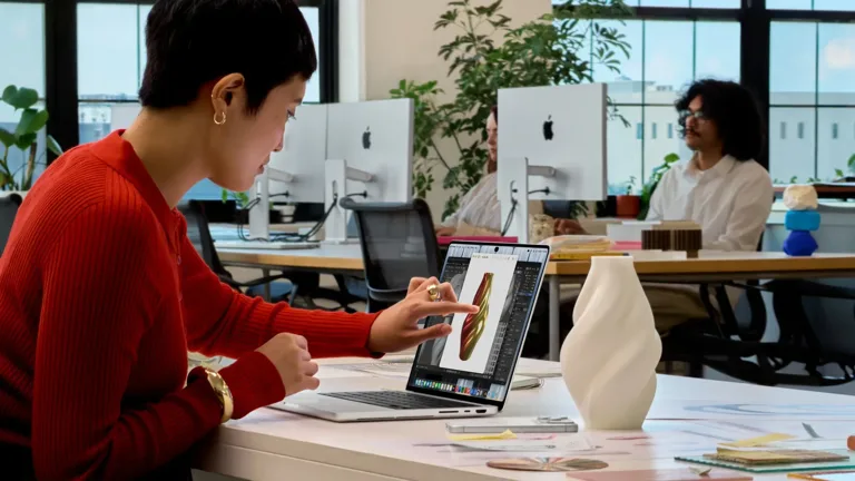 Apple lancia il MacBook Pro con display PROLED XDR, il primo Mac touchscreen